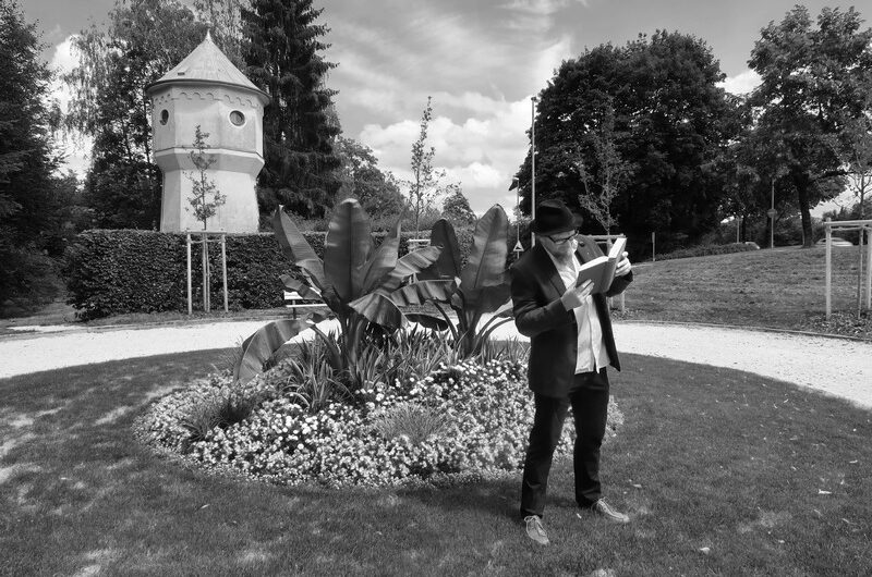 Der Leser: Kafka beim König Ludwig-Denkmal, Kempten