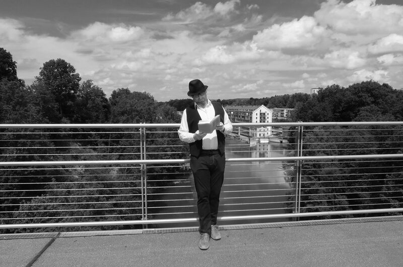 Der Leser: Octavio Paz auf der König Ludwig-Brücke, Kempten
